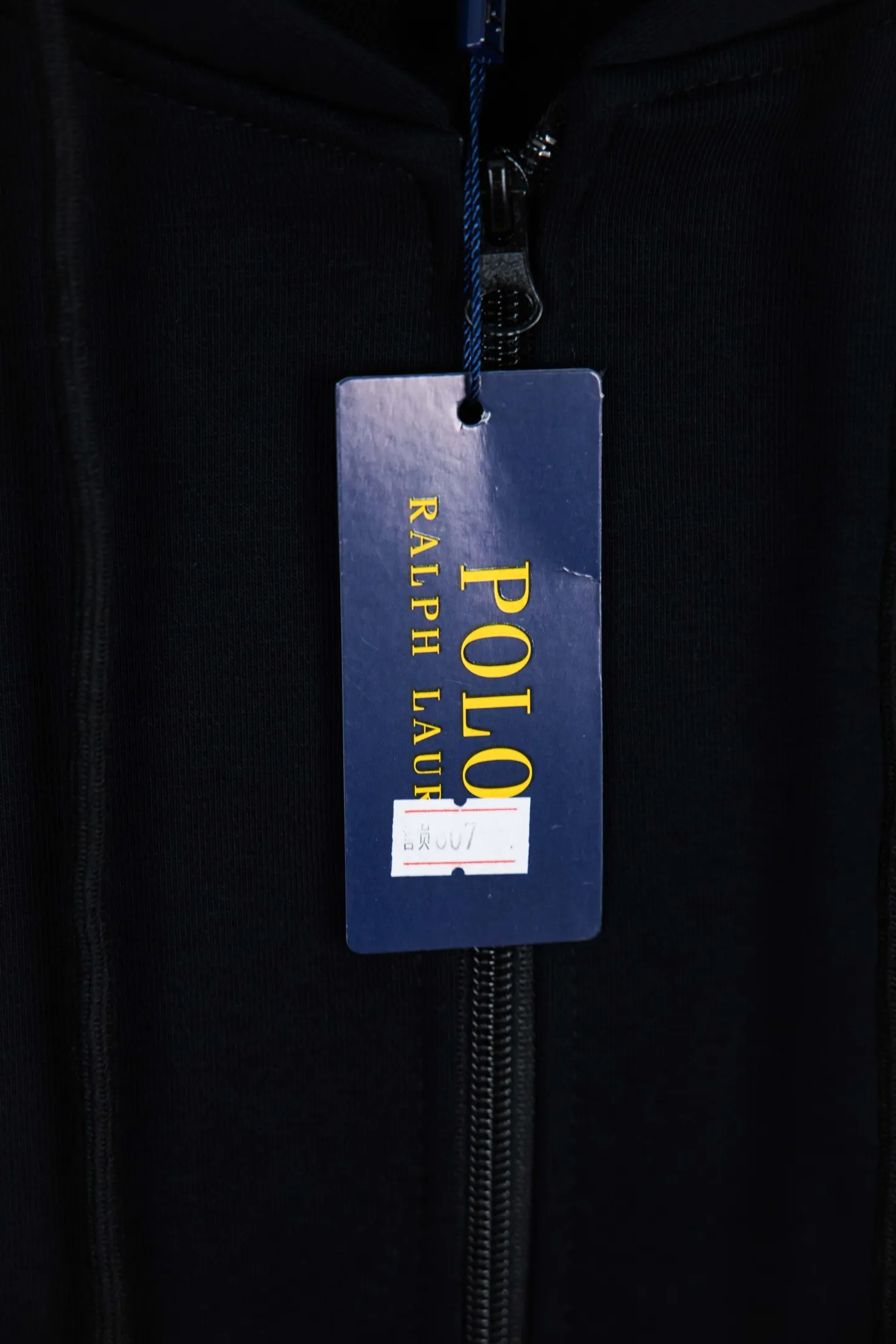 🅿️260 Style No.: M212 Ralph Lauren/Ralph Lauren pony embroidered zipper cardigan hooded sweatshirt. A sweatshirt for everyone in autumn and winter is here. You can wear it casually! ! This hooded sweatshirt is decorated with the simple style that represents Ralph Lauren and is paired with a pony embroidery pattern, which is three-dimensional and full! The solid color fabric paired with exquisite embroidery instantly sets it off! Hooded sports design, loose and casual fit! The overall texture is very strong! Through the pictures, we can feel the thickness and texture of custom-woven and dyed threads. The workmanship is exquisite. They are shipped from major foreign trade factories. They are all made by masters with many years of experience. Everything is of high standards and requirements! Simple and versatile model ~ Made of imported pique cotton fabric, which is super delicate and soft, close to the body without being tied. All fabrics and accessories are original custom-made and of high quality! Perfectly reflects the brand’s sense of superiority! Standard cut, comfortable stretch, unrestricted movement! Highly practical, high-end and classy! Versatile style ~ can be paired with jeans or jogging pants. Ideal for transitioning from your morning commute to weekend events! Size: S-XL Color: Gray Navy Black